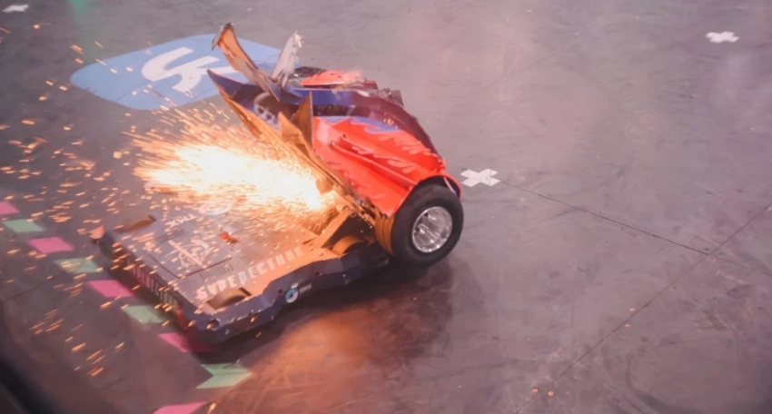 Московский робот «Буревестник» готовится выйти на арену чемпионата «Битва роботов»